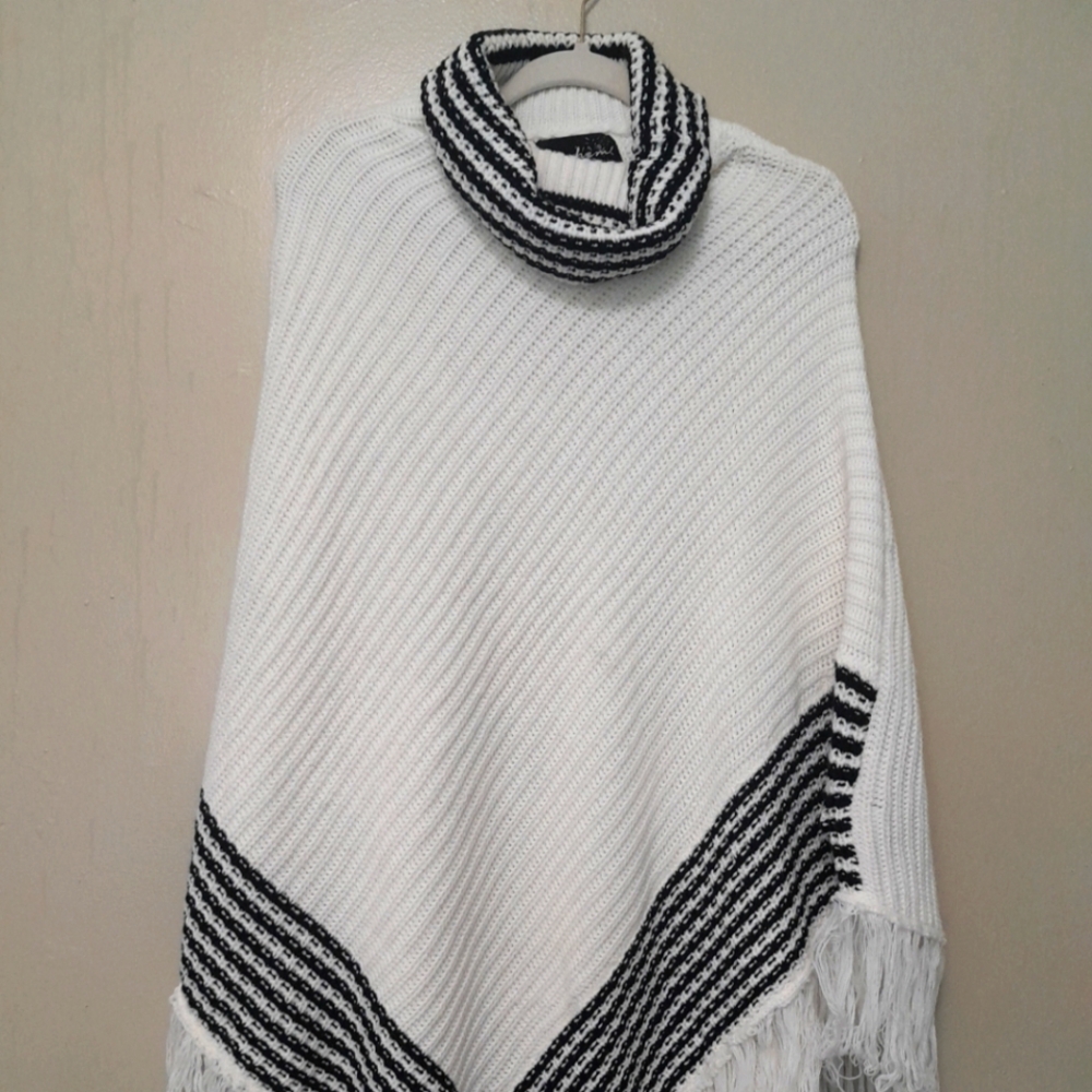 Geshem Medium Black and White Poncho